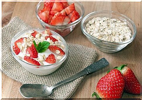 Oatmeal with strawberries and cream