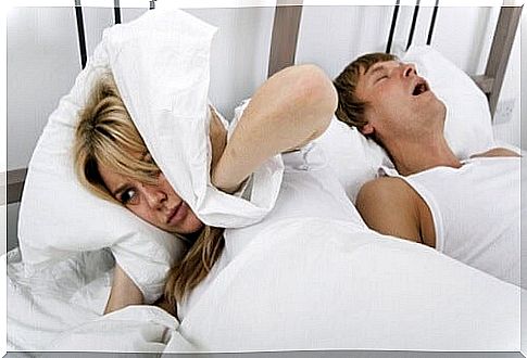 Woman who can not sleep because the man snores - your spouse