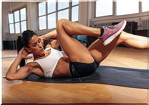 Young woman doing crunch