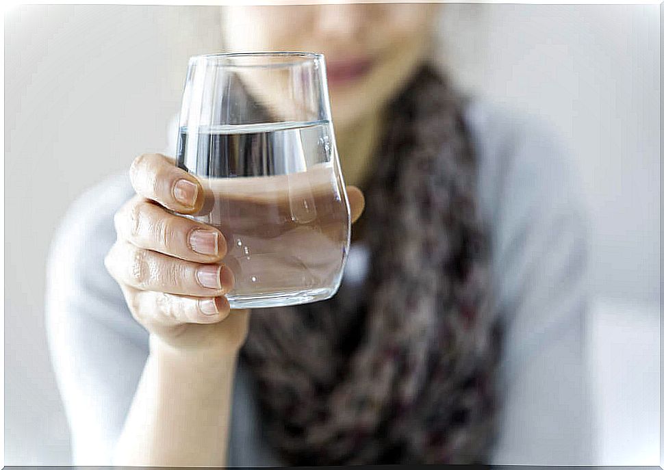 Does Water Really Help With Weight Loss?  Myths and truths