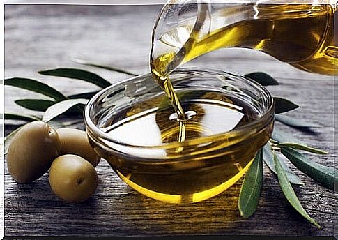 Olive oil in glass bowl