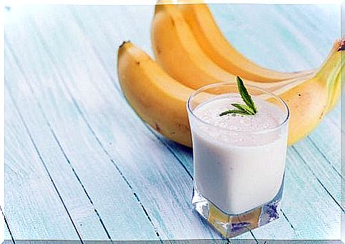 Smoothie and 3 bananas