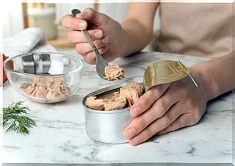 Woman eats tuna and the liquid in canned food