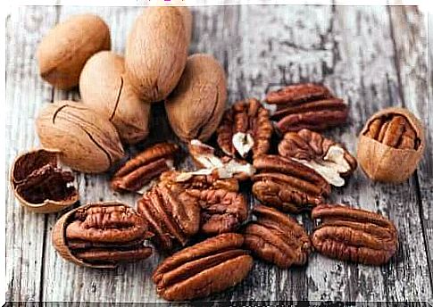 Pecans are rich in omega 3 fatty acids, so they facilitate the reduction of bad cholesterol (LDL) in the blood and also improve the health of the circulatory system