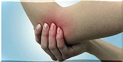 Person with pain in the elbow