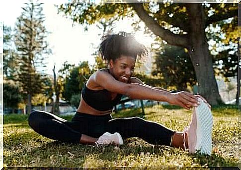 Woman doing dynamic stretching exercises before running