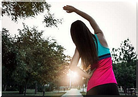 Woman doing dynamic stretching exercises before running