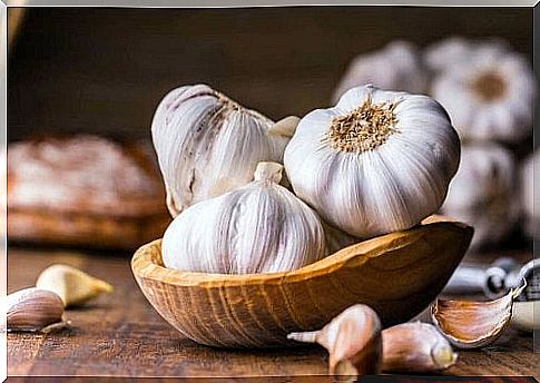 Garlic to treat nail fungus