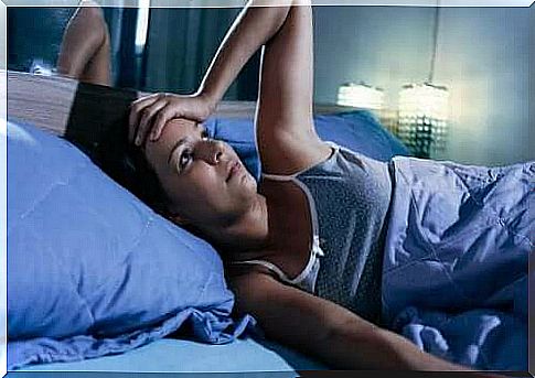 Woman can not sleep due to high heat