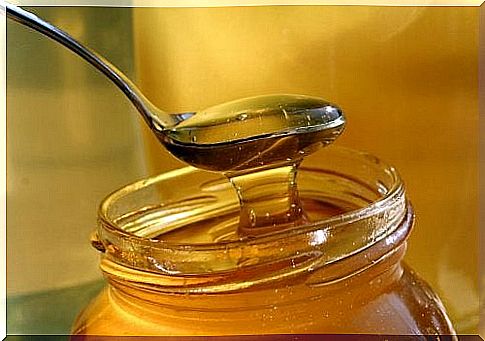 Honey has many excellent properties and is an example of a remedy for stuffy nose