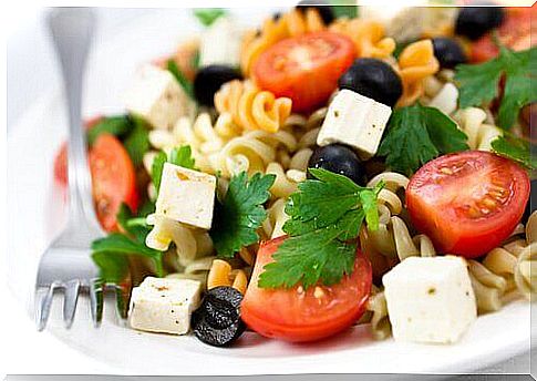 This pasta salad is a healthy, low-calorie alternative, exclusively with vegetarian ingredients