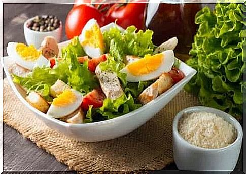 This delicious fresh salad with eggs, tuna and tomato is very filling and satisfying