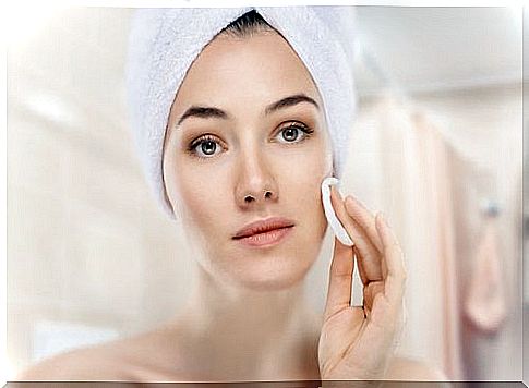 woman cleanses the skin